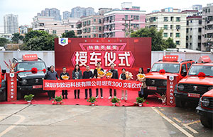 奔驰宝马娱乐科技特殊孝顺奖授车仪式